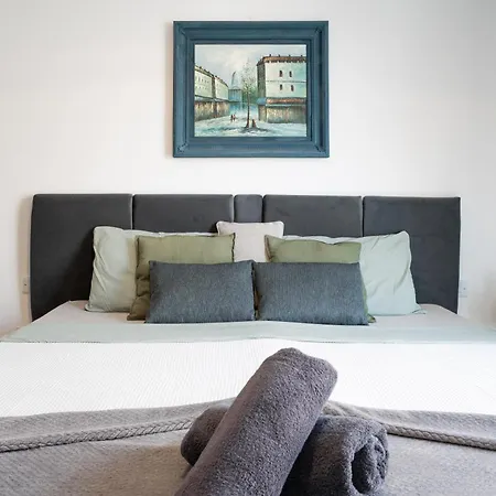 King-size Bed, Outdoor Lounge, 2 Rain Showers Daire *