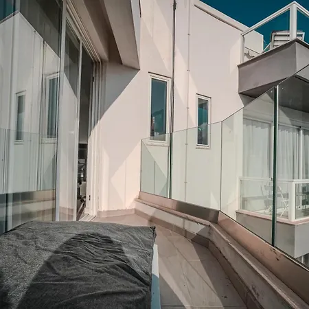 King-size Bed, Outdoor Lounge, 2 Rain Showers شقة