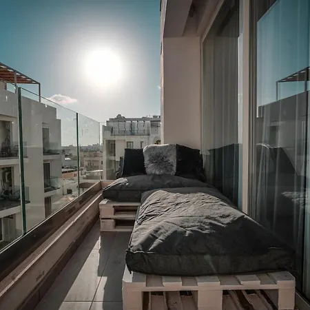 Apartment King-size Bed, Outdoor Lounge, 2 Rain Showers