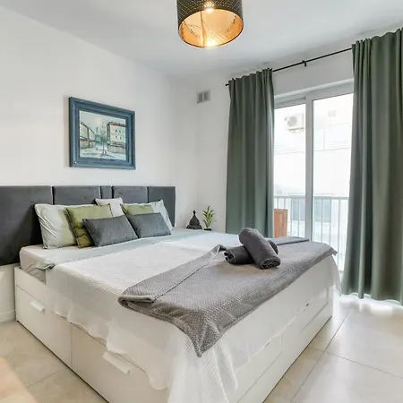 King-size Bed, Outdoor Lounge, 2 Rain Showers شقة Is-Swieqi