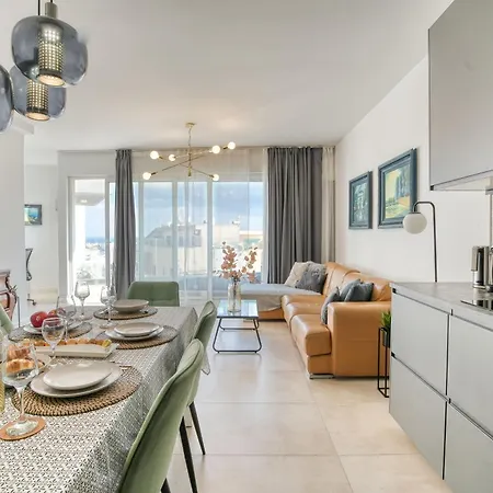 Apartment King-size Bed, Outdoor Lounge, 2 Rain Showers Is-Swieqi