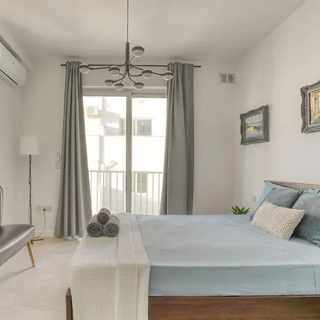 King-size Bed, Outdoor Lounge, 2 Rain Showers