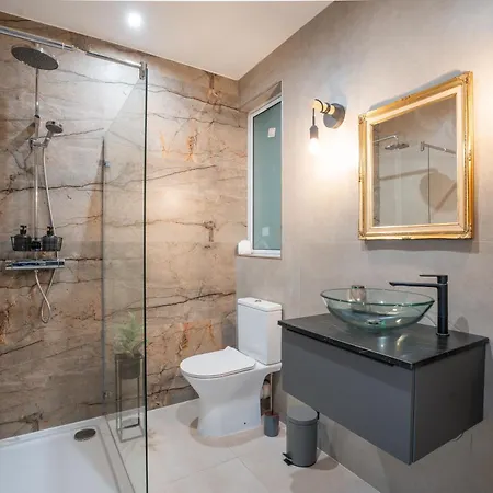 King-size Bed, Outdoor Lounge, 2 Rain Showers Apartment *