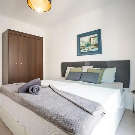 King-size Bed, Outdoor Lounge, 2 Rain Showers Apartment