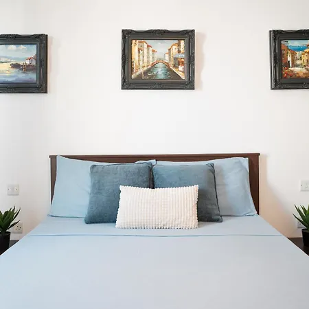 King-size Bed, Outdoor Lounge, 2 Rain Showers *