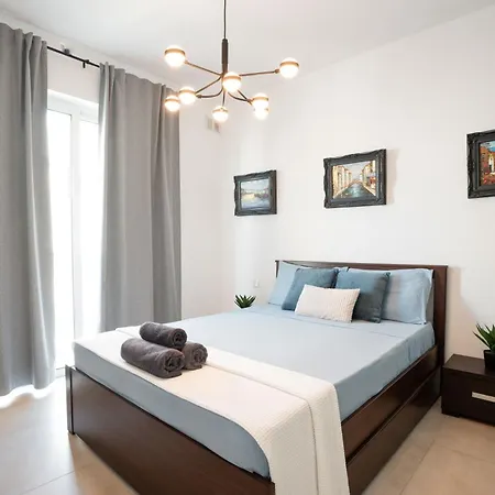 King-size Bed, Outdoor Lounge, 2 Rain Showers Is-Swieqi