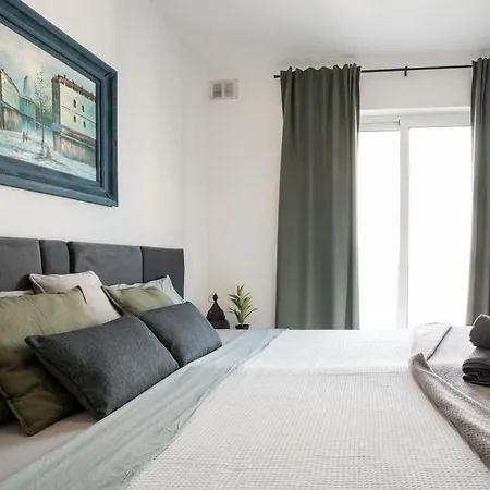 King-size Bed, Outdoor Lounge, 2 Rain Showers Apartment